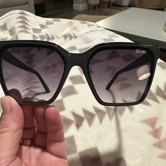 Quay Australia Level Up Sunglasses - Picture 4 of 4